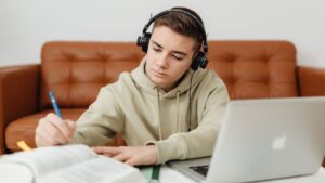 Gen Z Sử Dụng AI: Cách Thế Hệ Trẻ Đang Định Hình Lại Học Tập Và Làm Việc Năm 2025