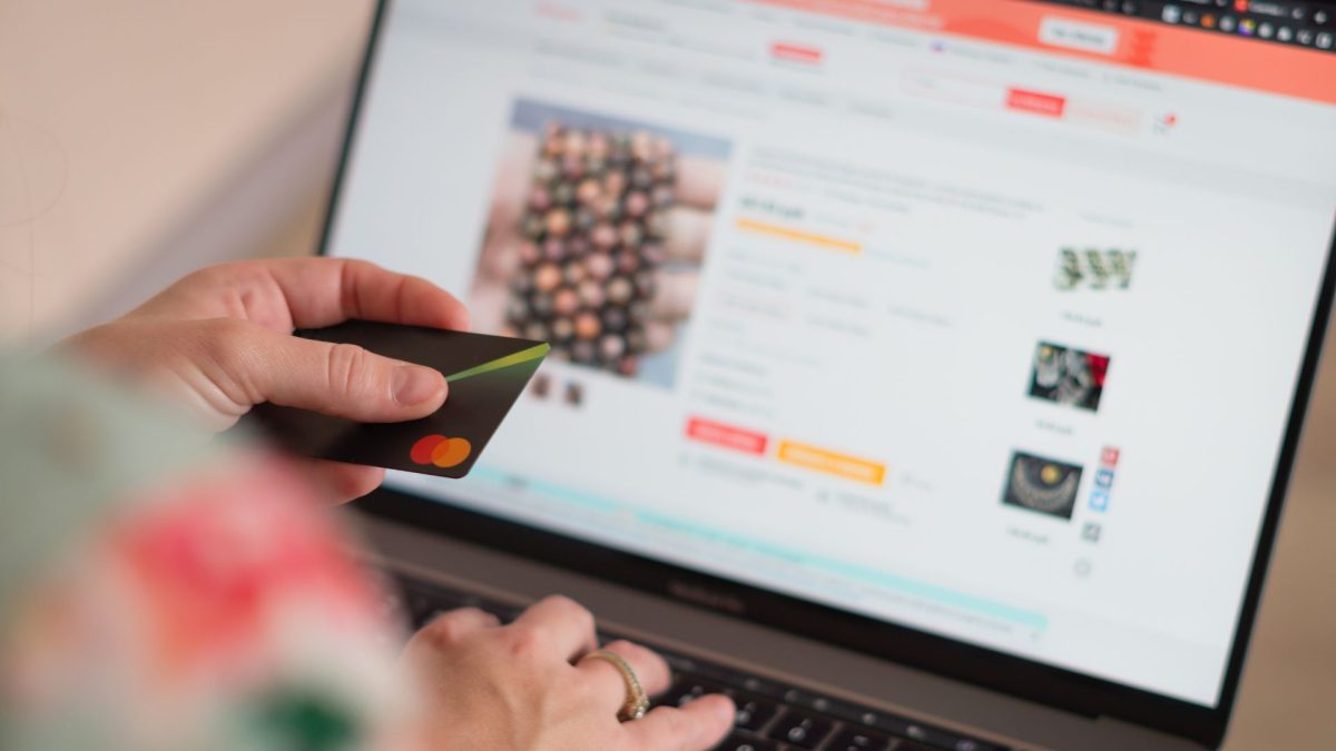 Tâm lý người mua hàng online 2025: Sự chuyển dịch từ "Giá rẻ" sang "Niềm tin"